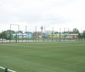 Ogrodzenie panelowe wokół boiska w Kleszczowie
